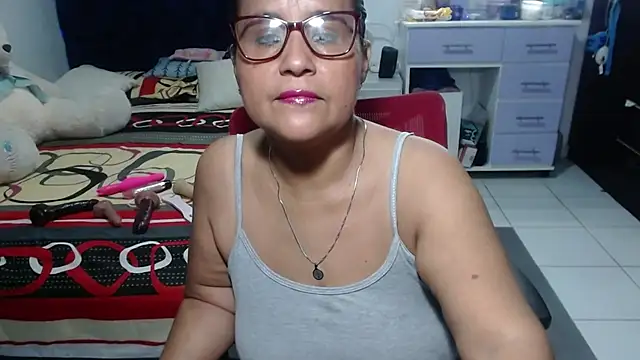 Snapshot of pervert_mommy_ chatting on 04.04.26 pervert mommy online show from 04.04.26