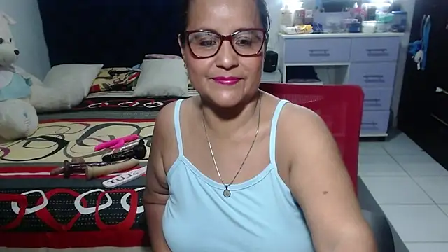 Snapshot of pervert_mommy_ chatting on 04.06.26 pervert mommy online show from 04.06.26