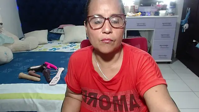 Snapshot of pervert_mommy_ chatting on 04.08.26 pervert mommy online show from 04.08.26