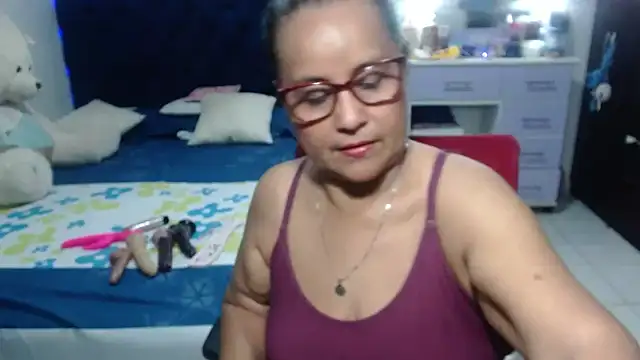 Snapshot of pervert_mommy_ chatting on 04.10.26 pervert mommy online show from 04.10.26