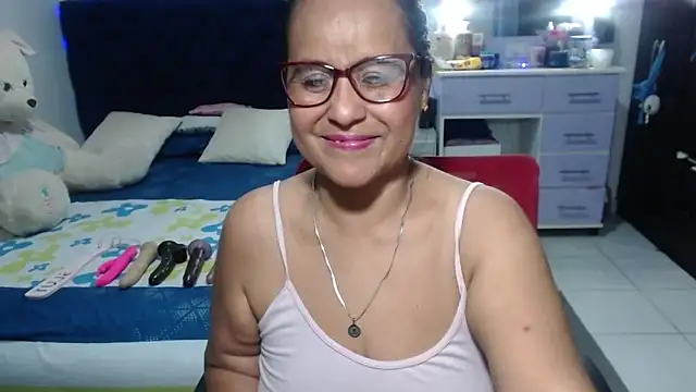 Snapshot of pervert_mommy_ chatting on 04.12.26 pervert mommy online show from 04.12.26