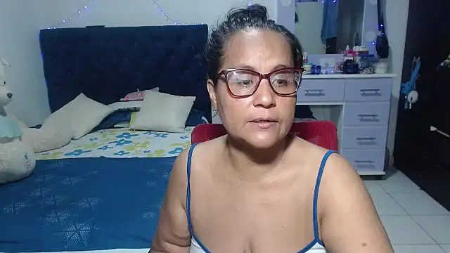 Snapshot of pervert_mommy_ chatting on 04.14.26 pervert mommy online show from 04.14.26