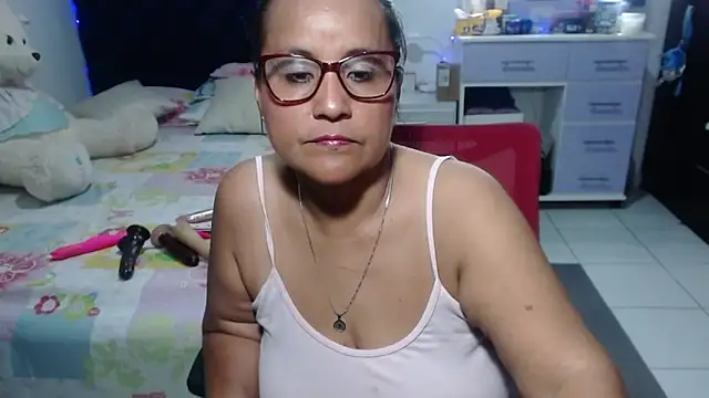 Snapshot of pervert_mommy_ chatting on 04.25.26 pervert mommy online show from 04.25.26