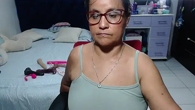Snapshot of pervert_mommy_ chatting on 05.11.26 pervert mommy online show from 05.11.26