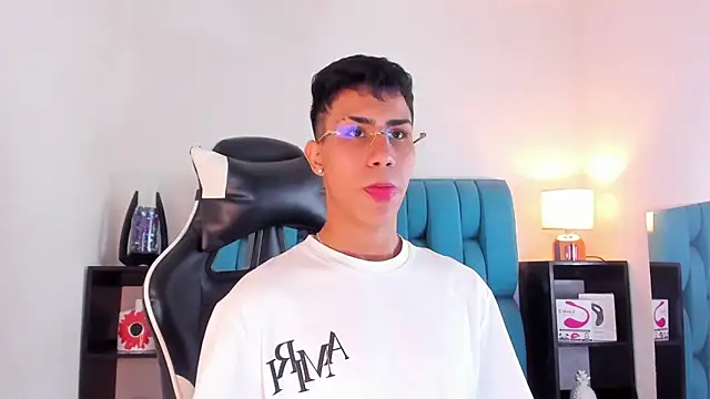 Snapshot of AlanNaughty chatting on 01.24.25 AlanNaughty online show from 01.24.25