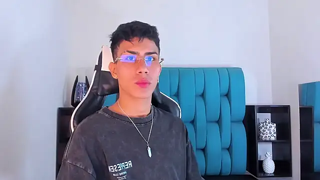 Snapshot of AlanNaughty chatting on 01.24.25 AlanNaughty online show from 01.24.25