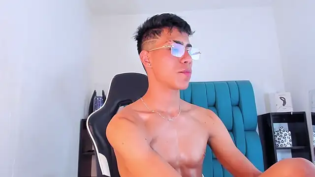 Snapshot of AlanNaughty chatting on 01.29.25 AlanNaughty online show from 01.29.25