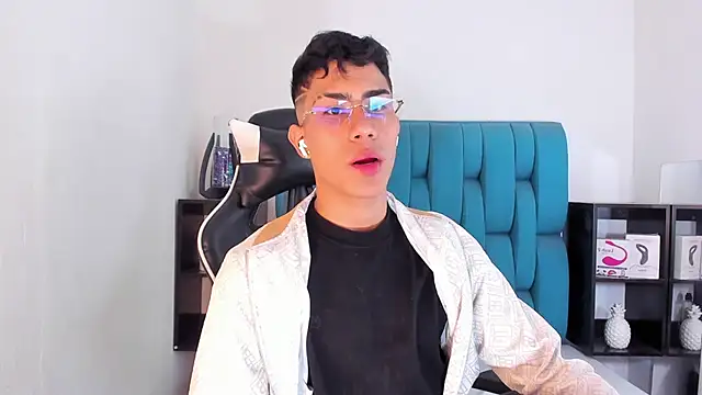 Snapshot of AlanNaughty chatting on 02.20.25 AlanNaughty online show from 02.20.25