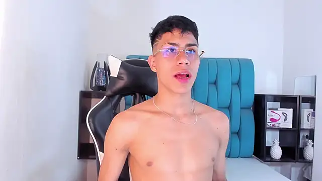 Snapshot of AlanNaughty chatting on 02.21.25 AlanNaughty online show from 02.21.25