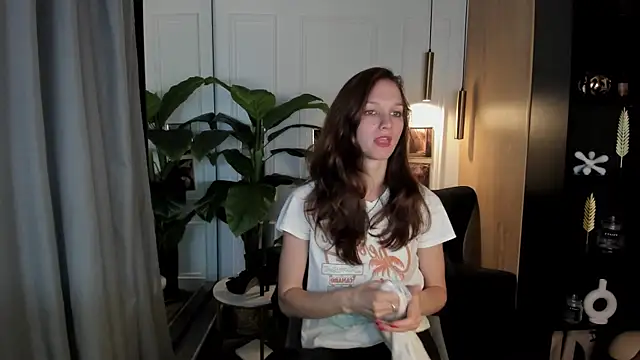 Snapshot of MirandaGlow chatting on 06.28.26 MirandaGlow online show from 06.28.26