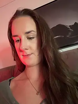 Snapshot of EllaMae chatting on 03.30.26 EllaMae online show from 03.30.26