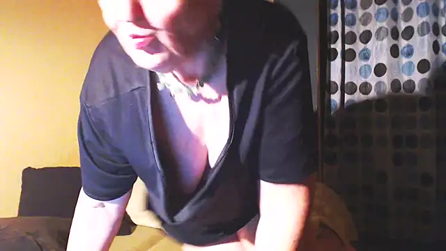 Snapshot of MioritaHard chatting on 01.15.25 MioritaHard online show from 01.15.25