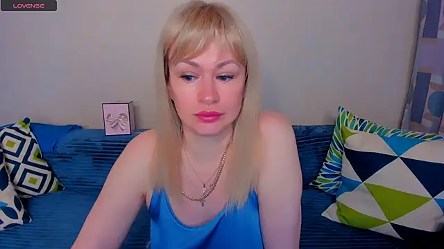 Snapshot of EllenMoore chatting on 06.12.26 EllenMoore online show from 06.12.26