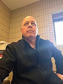 Snapshot of horny4you1 chatting on 10.28.25 horny4you1 online show from 10.28.25