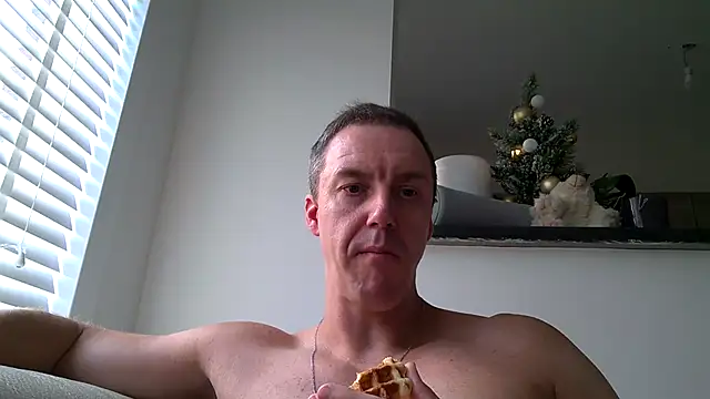 Snapshot of ploki2180 chatting on 12.21.25 ploki2180 online show from 12.21.25