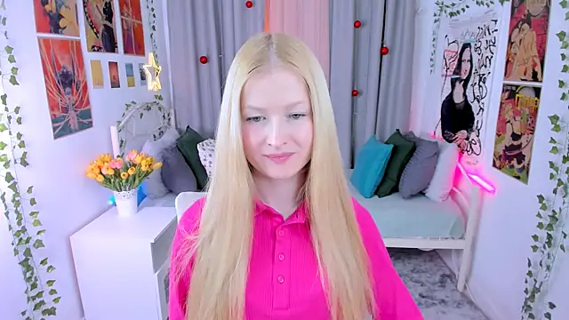 Snapshot of Laly_Peach chatting on 12.13.24 Laly Peach online show from 12.13.24