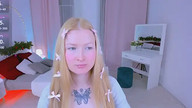 Snapshot of Laly_Peach chatting on 12.21.24 Laly Peach online show from 12.21.24