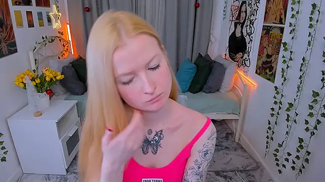 Snapshot of Laly_Peach chatting on 12.22.24 Laly Peach online show from 12.22.24