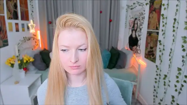 Snapshot of Laly_Peach chatting on 12.24.24 Laly Peach online show from 12.24.24