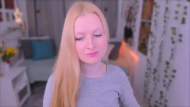 Snapshot of Laly_Peach chatting on 12.26.24 Laly Peach online show from 12.26.24