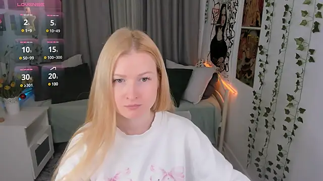 Snapshot of Laly_Peach chatting on 01.10.25 Laly Peach online show from 01.10.25