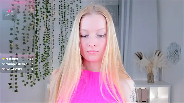 Snapshot of Laly_Peach chatting on 01.13.25 Laly Peach online show from 01.13.25