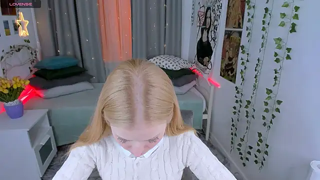 Snapshot of Laly_Peach chatting on 01.21.25 Laly Peach online show from 01.21.25