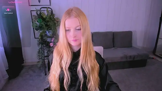 Snapshot of Laly_Peach chatting on 03.07.25 Laly Peach online show from 03.07.25