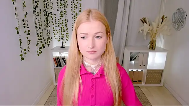 Snapshot of Laly_Peach chatting on 03.18.25 Laly Peach online show from 03.18.25