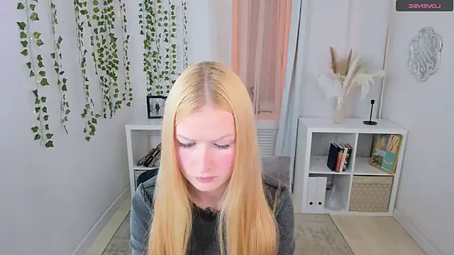 Snapshot of Laly_Peach chatting on 10.01.25 Laly Peach online show from 10.01.25