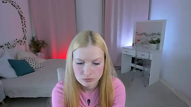 Snapshot of Laly_Peach chatting on 10.02.25 Laly Peach online show from 10.02.25