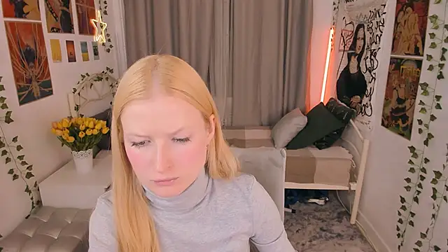 Snapshot of Laly_Peach chatting on 10.11.25 Laly Peach online show from 10.11.25