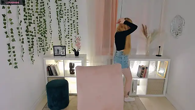 Snapshot of Laly_Peach chatting on 11.21.25 Laly Peach online show from 11.21.25