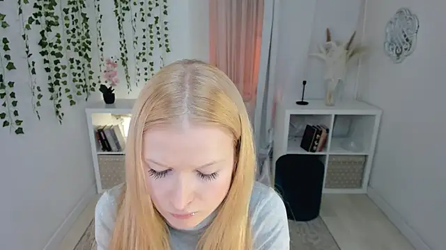 Snapshot of Laly_Peach chatting on 12.04.25 Laly Peach online show from 12.04.25