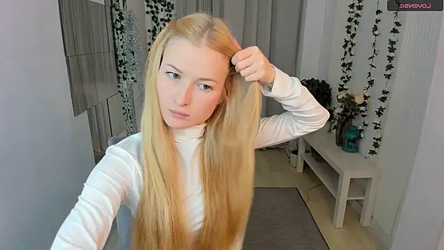 Snapshot of Laly_Peach chatting on 12.17.25 Laly Peach online show from 12.17.25