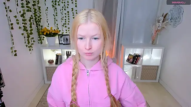 Snapshot of Laly_Peach chatting on 03.04.26 Laly Peach online show from 03.04.26