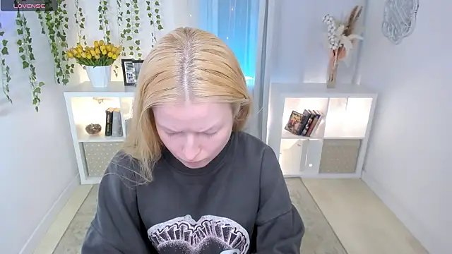 Laly Peach online show from 03.21.26