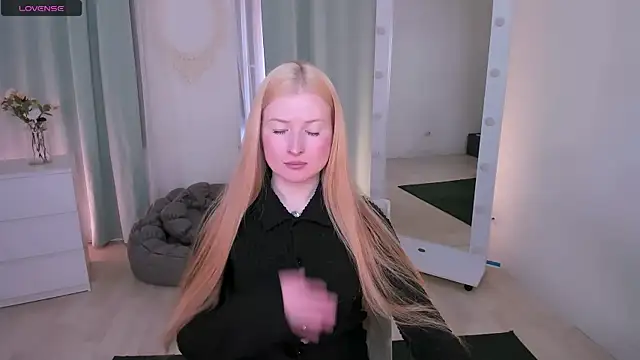 Laly Peach online show from 03.29.26