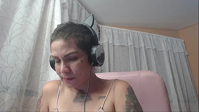 Snapshot of moon_cat85 chatting on 10.03.25 moon cat85 online show from 10.03.25