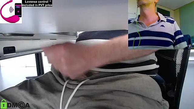 Snapshot of pliko chatting on 06.18.26 pliko online show from 06.18.26
