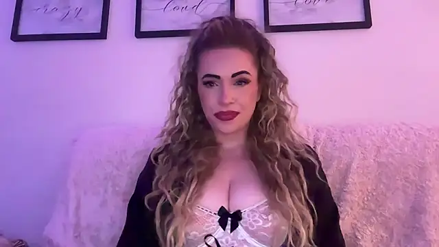 Snapshot of EmilyBlue chatting on 12.14.25 EmilyBlue online show from 12.14.25