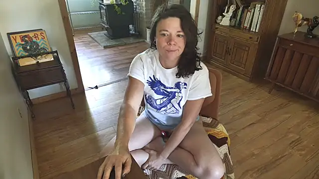 Snapshot of MarcyJones chatting on 10.04.25 MarcyJones online show from 10.04.25