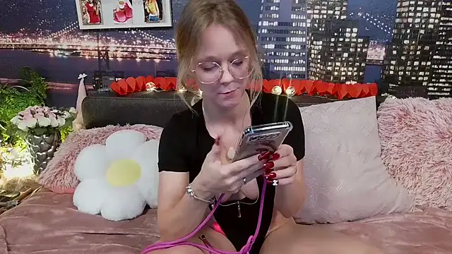 little-leni online show from 02.16.25