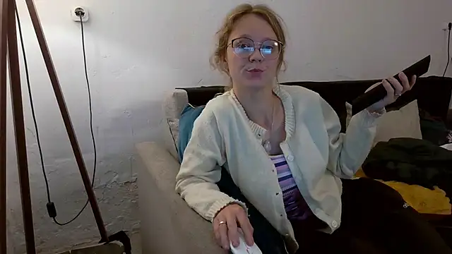 Snapshot of little-leni chatting on 06.02.26 little-leni online show from 06.02.26