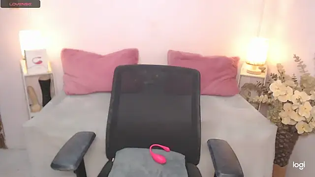 Snapshot of AmazingDREAMGirl chatting on 12.16.24 AmazingDREAMGirl online show from 12.16.24