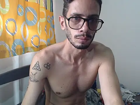 Snapshot of alisterxxx chatting on 05.21.26 alisterxxx online show from 05.21.26
