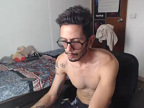 Snapshot of alisterxxx chatting on 05.25.26 alisterxxx online show from 05.25.26