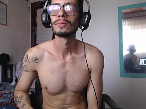 Snapshot of alisterxxx chatting on 05.28.26 alisterxxx online show from 05.28.26