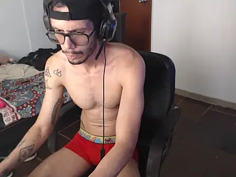 Snapshot of alisterxxx chatting on 05.29.26 alisterxxx online show from 05.29.26