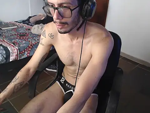 Snapshot of alisterxxx chatting on 05.30.26 alisterxxx online show from 05.30.26